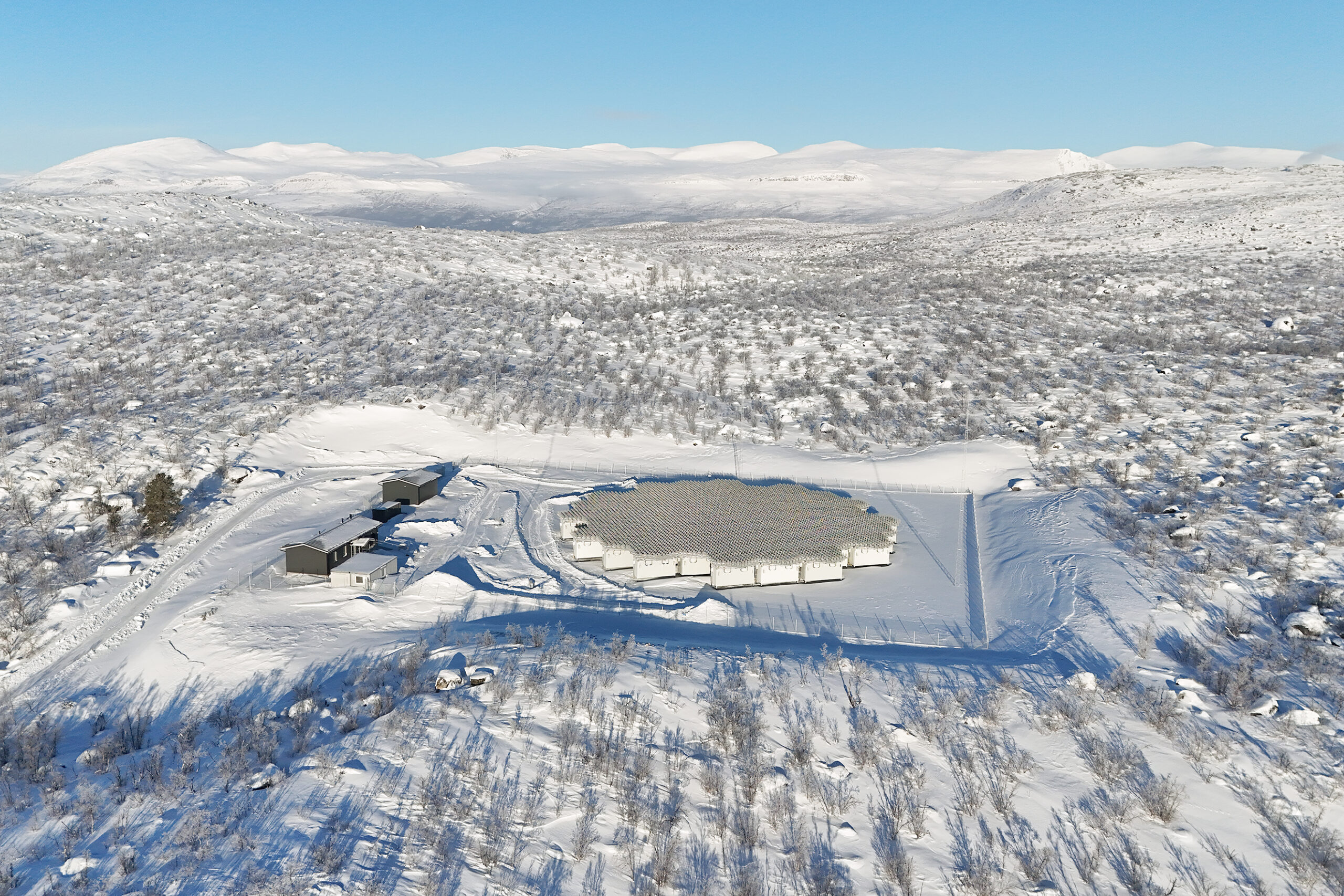 EISCAT_3D Kaiseniemi, in winter with the snowy mountains in the far background.