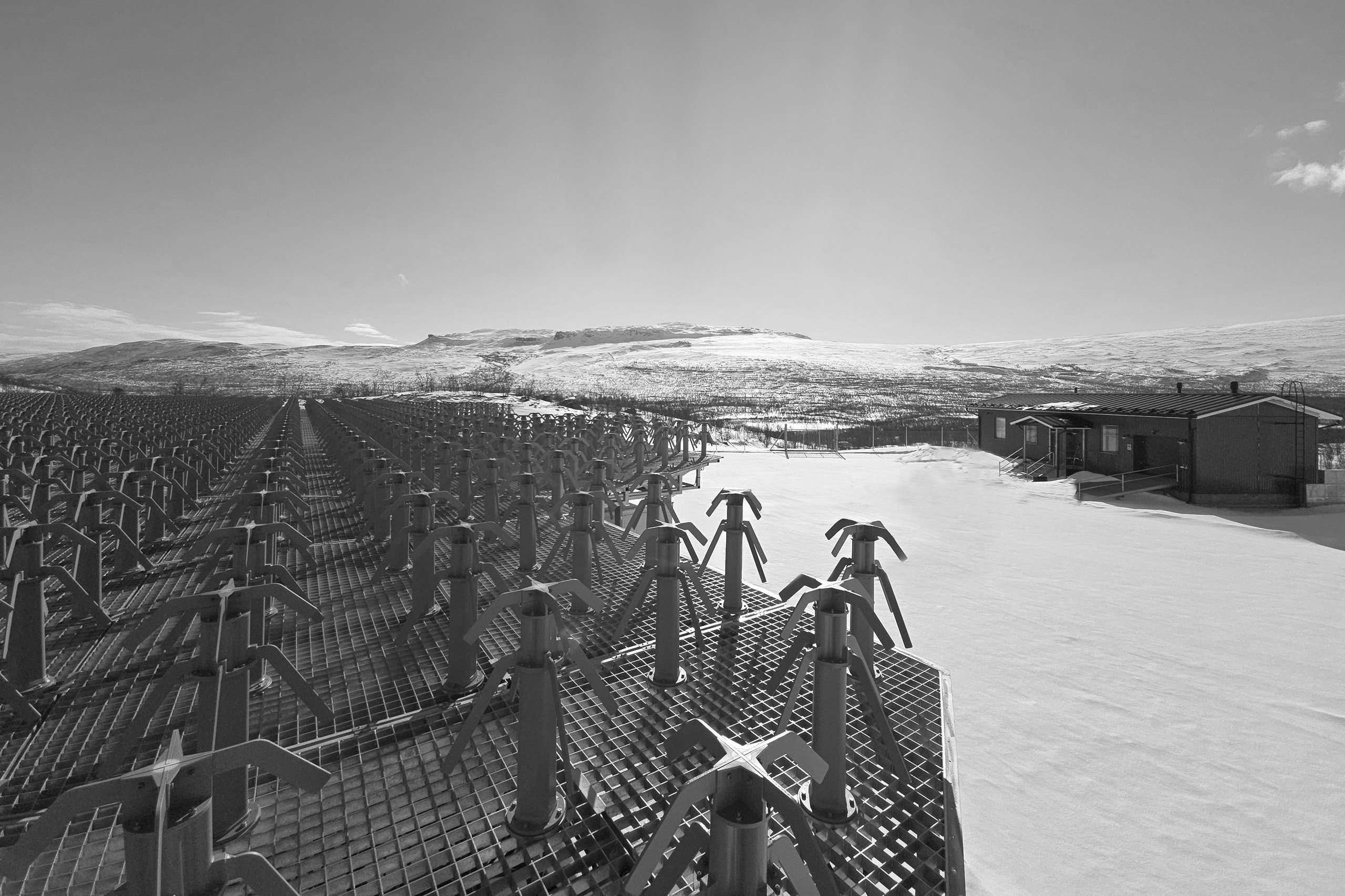 Winter picture of the edge of the antenna plane in black and white.